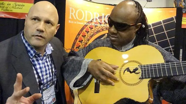 Stevie Wonder quiere que un luthier español fabrique guitarras para ciegos