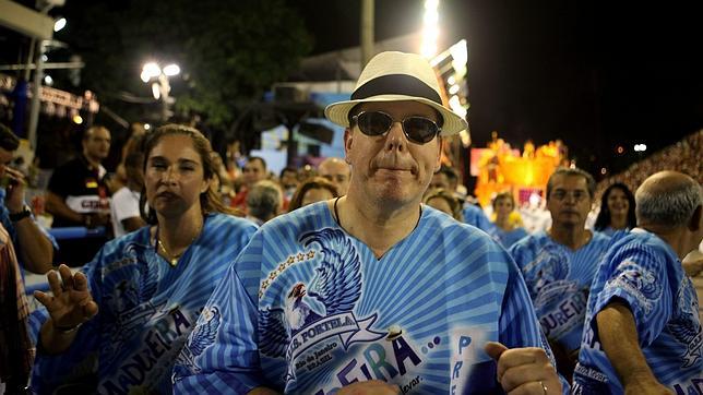Alberto de Mónaco se viste de «sambista» carioca y baila en el Carnaval de Río