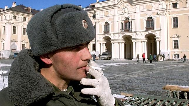 Rusia aprueba una ley que prohíbe fumar en escuelas, trabajo y transporte público