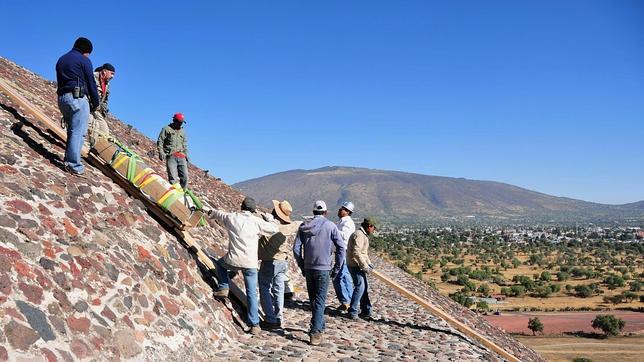Descubren esculturas prehispánicas sobre la pirámide del Sol de Teotihuacan