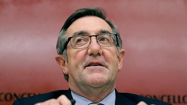 Currás pide disculpas pero no dimitirá