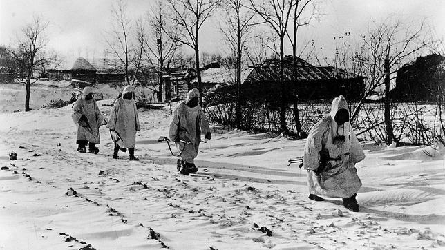 Soldados españoles resisten al «general invierno»