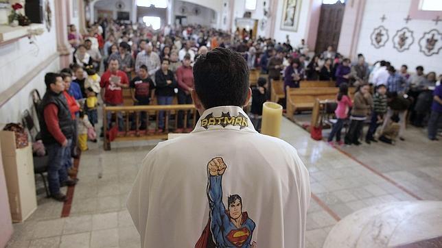 Superhéroes en la casulla del cura