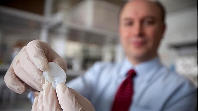 Cómo fabricar en tres meses una oreja con células y una impresora en 3-D