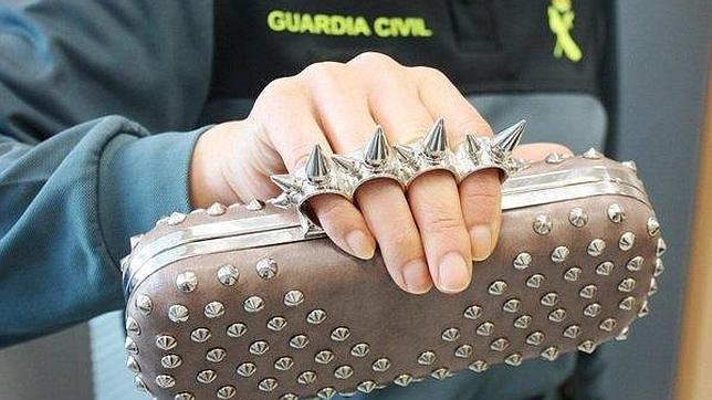La Guardia Civil pone fin a la moda de los bolsos con asa de «puño americano»