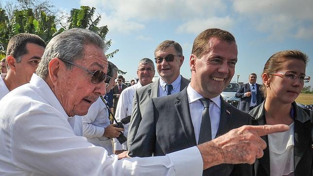Medvedev se reúne con Fidel y Raúl Castro durante su «fraternal» visita a Cuba