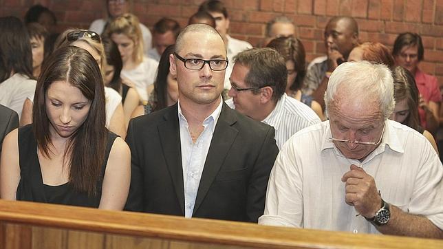 El hermano de Oscar Pistorius también está acusado de homicidio