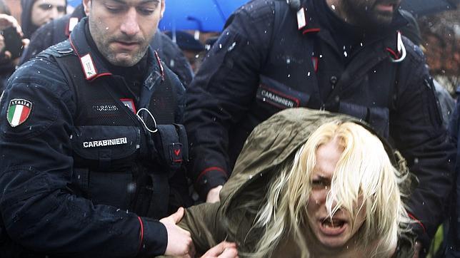 Tres jóvenes desnudas interrumpen la votación de Berlusconi en Milán