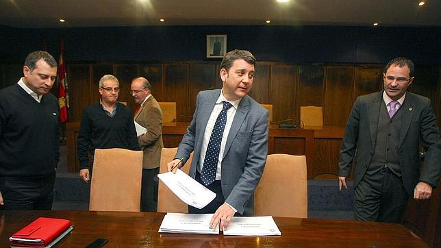 PSOE e IAP anuncian una moción de censura contra López Riesco en Ponferrada