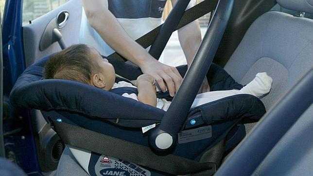 La secretaria de Salud británica propone al Gobierno que prohíba fumar en coches con niños