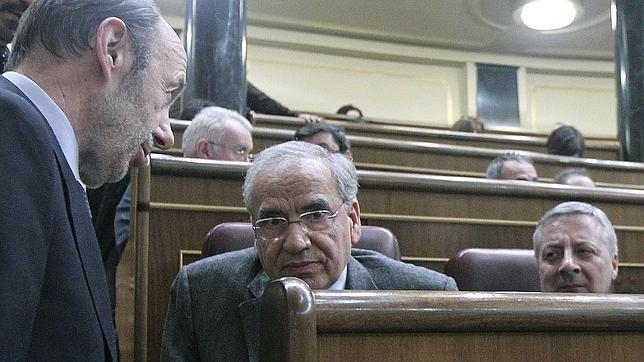 Alfonso Guerra suma seguidores a su propuesta de romper con el PSC