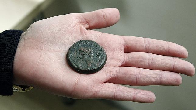 La Policía recupera una gran colección de monedas romanas robada en abril de 2012