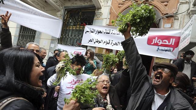 Una televisión tunecina vende perejil para sobrevivir y como guiño a un ministro