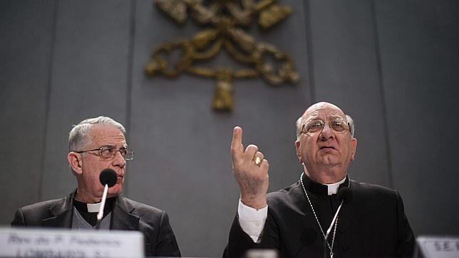 Benedicto XVI está sereno y se dedica a rezar, pasear, leer y la música