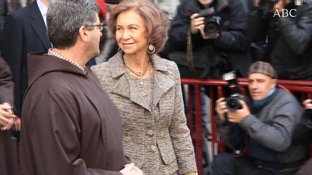 Doña Sofía visita al Cristo de Medinaceli junto a miles de devotos en Madrid