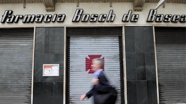 Las farmacias cuelgan carteles explicando los medicamentos que pagan ellas