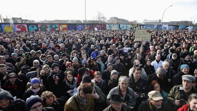 Las protestas masivas evitan que un constructor alemán tire partes del muro de Berlín