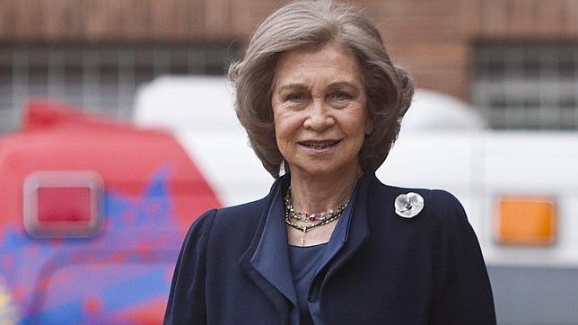 El Rey se levanta y da un pequeño paseo por la habitación de la clínica