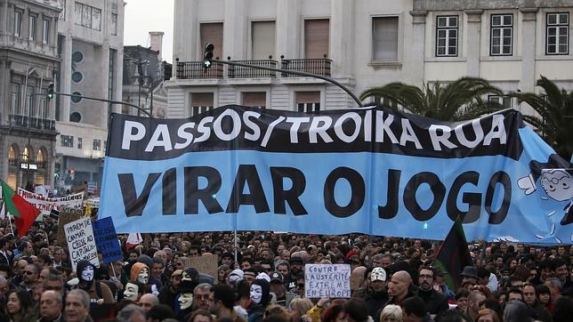 La troika exige a Grecia recortar 25.000 empleos públicos hasta final de año
