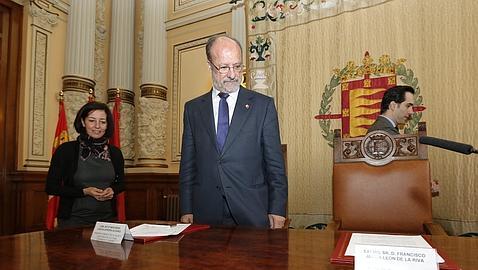 León de la Riva declara la mitad de tres viviendas, varias fincas rústicas y 265.000 euros en valores financieros