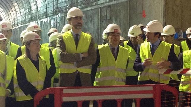 El Príncipe asiste a la conexión del túnel con la línea 9 de Metro a Mirasierra