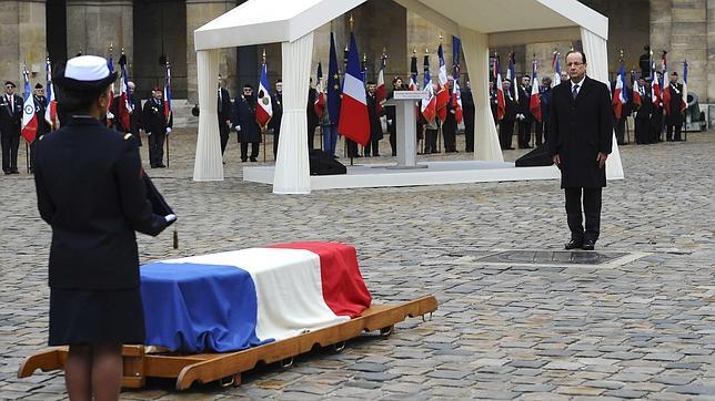 Francia rinde un último homenaje a Hessel con honores militares