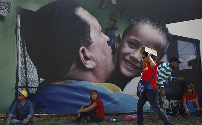 Los venezolanos en España viven con incertidumbre y preocupación la muerte de Hugo Chávez