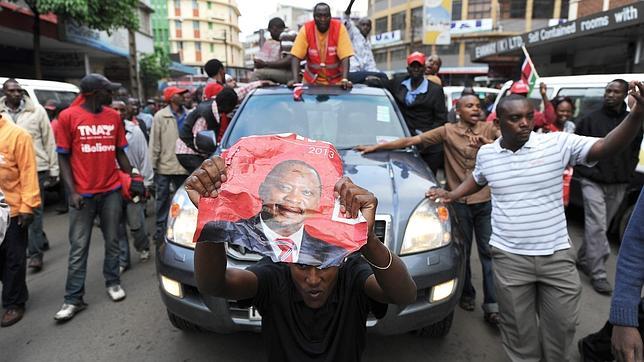 Victoria de Uhuru Kenyatta, acusado de crímenes de lesa humanidad por La Haya, en las presidenciales de Kenia