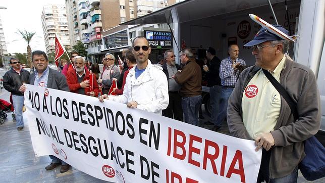 Los sindicatos de Iberia deciden hoy si aceptan la propuesta del mediador tras el sí de IAG