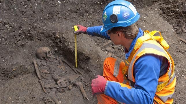 Encuentran trece cuerpos y cerámicas de la época de la Peste Negra en Londres