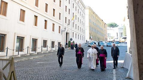 Francisco llegó caminando por la calle adoquinada  (EFE)