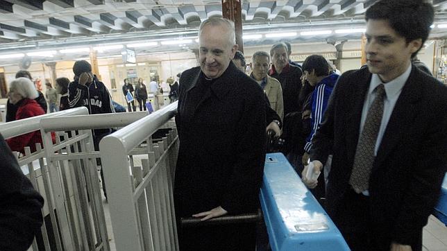 El abrigo negro del padre Jorge