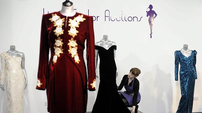 Subastan diez vestidos de la princesa Diana