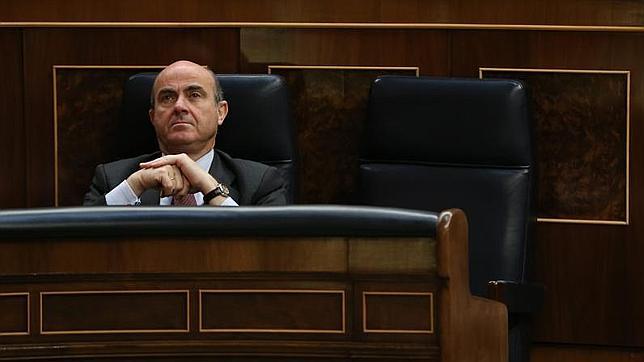 Guindos asegura que los depósitos de menos de 100.000 euros «son sagrados»