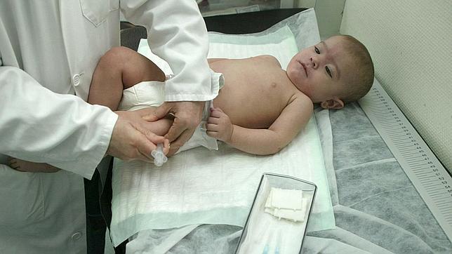 Aprueban calendario único de ocho vacunas para todos los niños de España