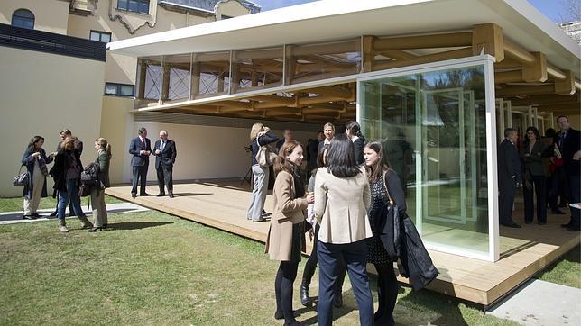 Shigeru Ban inaugura en Madrid su pabellón de papel para la IE University