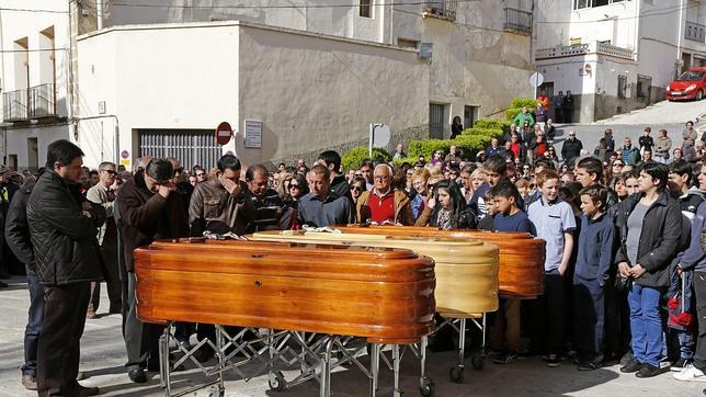 Castalla despide a los tres miembros de la familia fallecida en accidente de avioneta