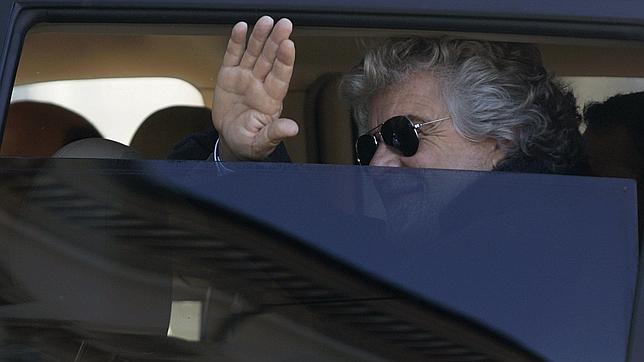 Grillo pide a Napolitano formar Gobierno;  Berlusconi insiste en pactar con Bersani