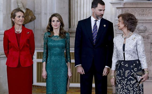 Doña Letizia, de verde esperanza para recibir a los miembros del COI