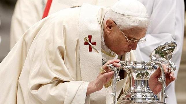 Benedicto XVI sopla el ánfora de los óleos en la Santa Misa Crismal