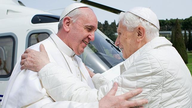 Abrazo histórico entre dos Papas