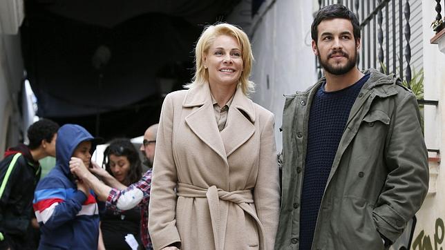 Belén Rueda y un camaleónico Mario Casas, juntos en una historia de «madrileños y catalanes»