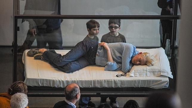 Tilda Swinton se echa la siesta en el MoMA