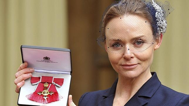 Stella McCartney recibe la medalla Oficial de la Orden del Imperio Británico