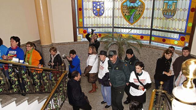 Desalojan a afectados por preferentes del salón de plenos de Sanxenxo