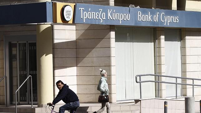 Chipre prohíbe sacar del país más de 3.000 euros en efectivo