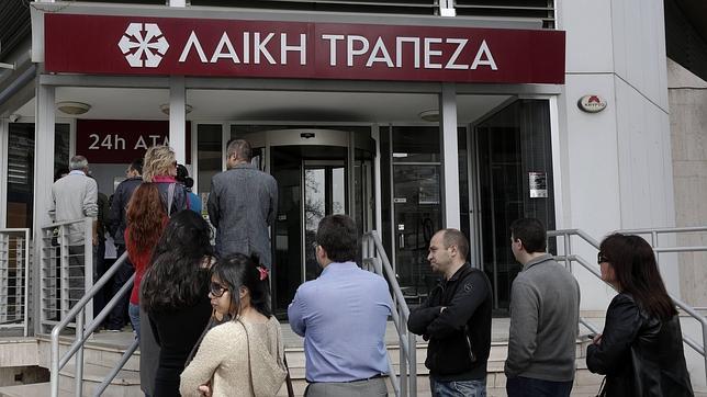 Dos de cada tres chipriotas apuestan por abandonar el euro e irse con Rusia