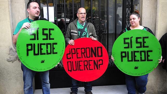 Ada Colau «escracha» al PP por el día, y debate con ellos de noche