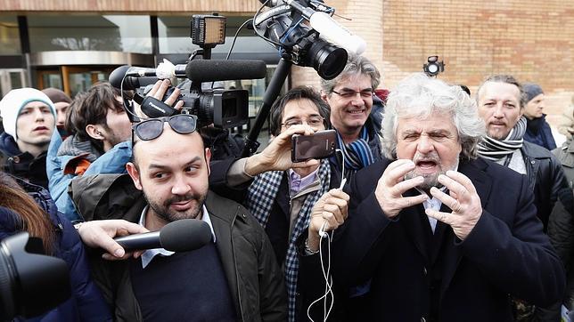 Grillo llama «viejos puteros» a Bersani, Berlusconi y Monti