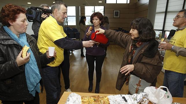 Afectados por las preferentes se concentran ante el concello de Sanxenxo